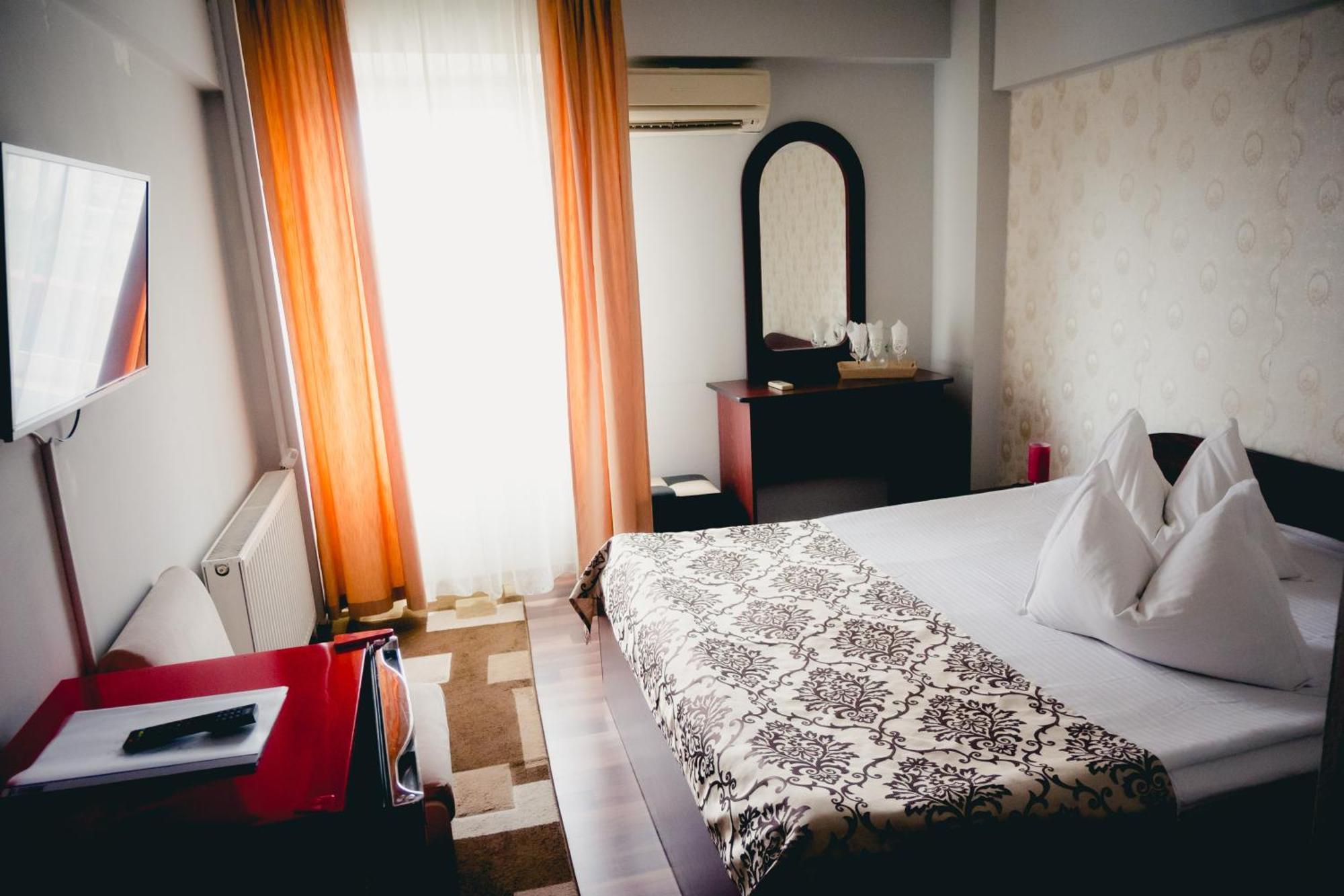 Hotel Valahia Търговище Екстериор снимка