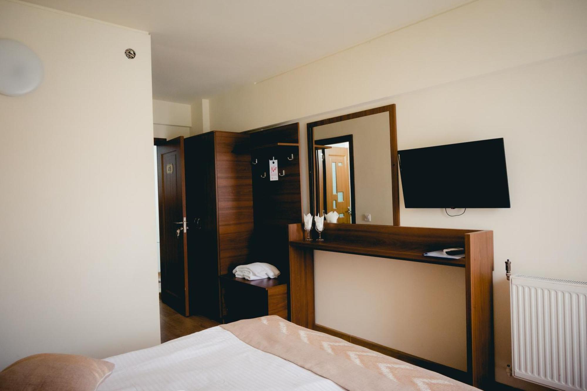 Hotel Valahia Търговище Екстериор снимка