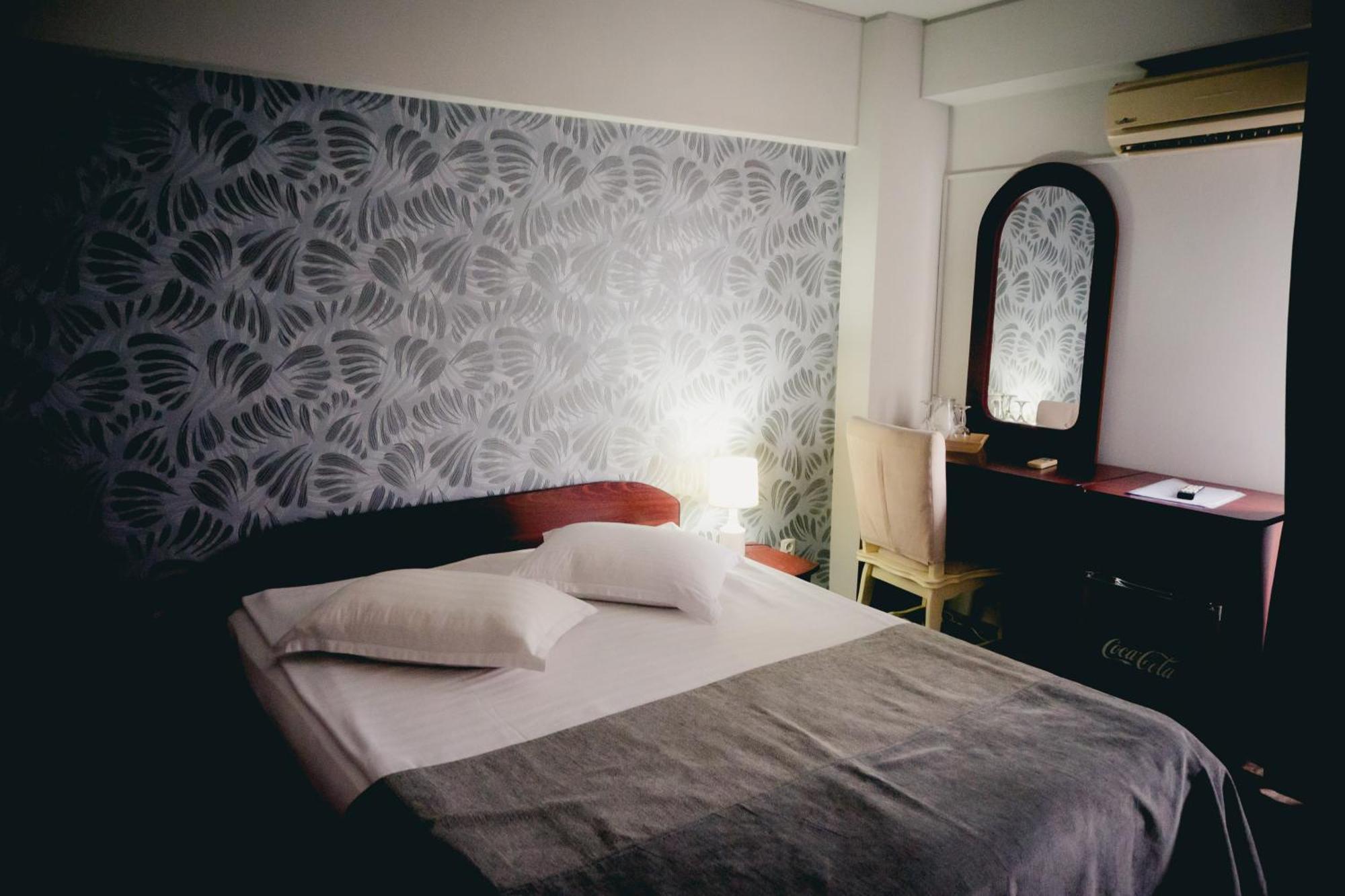 Hotel Valahia Търговище Екстериор снимка